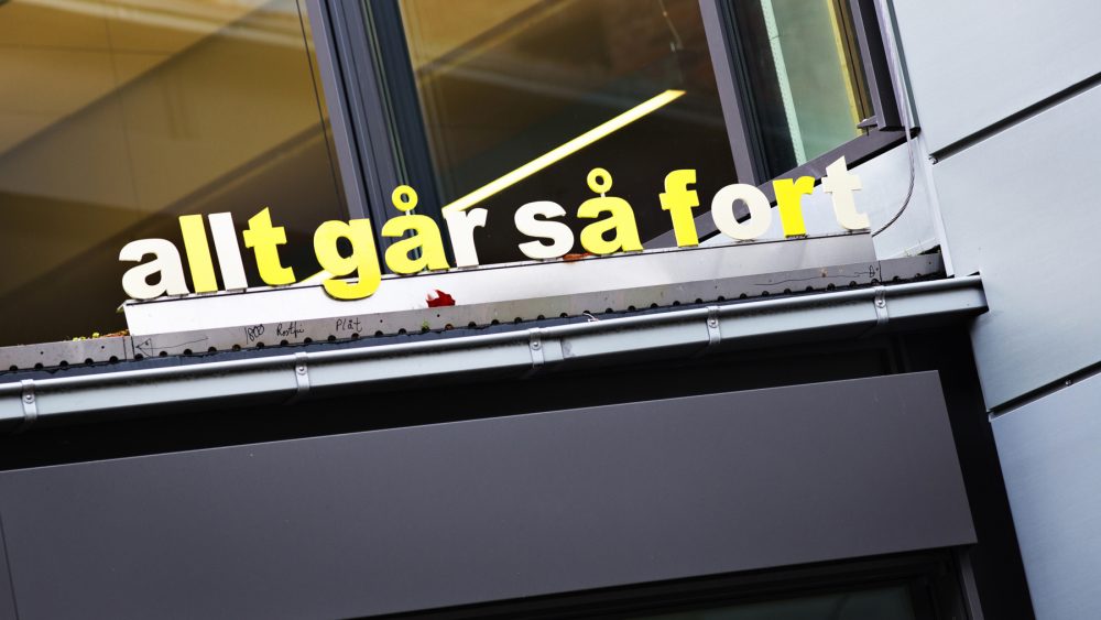 text på byggnad: "allt går så fort"